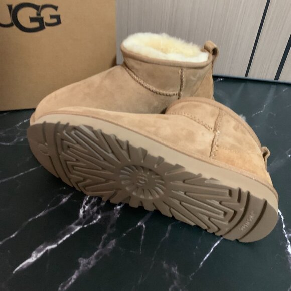 🎁UGG Women's Classic Ultra Mini Boots New in Box - Picture 4 of 4